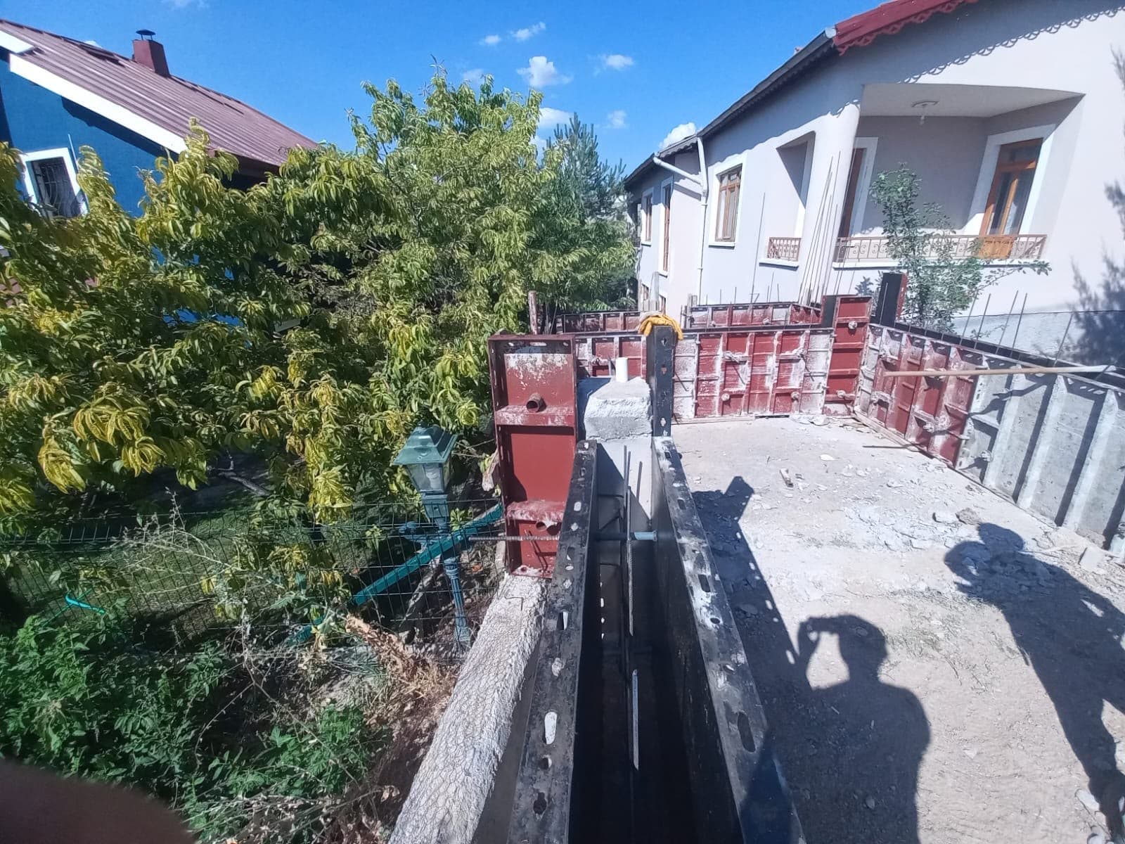 Çelik kalıp ve beton duvar uygulaması
